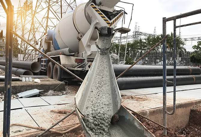 Descarga de concreto usinado pela calha do caminhão